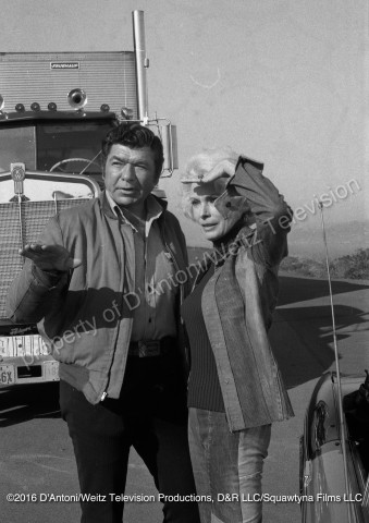Claude Akins explains his plan to Janet Leigh