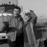 Claude Akins explains his plan to Janet Leigh
